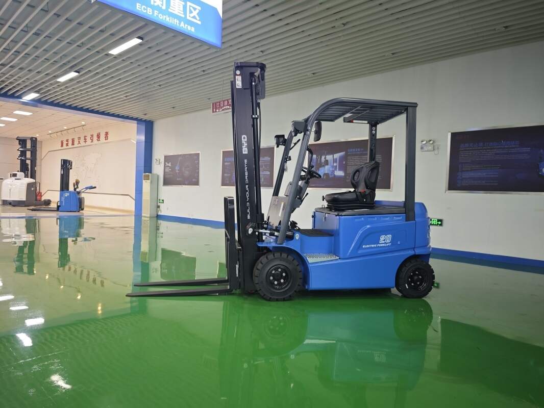 包装工厂电动叉车，与吸塑区配合作业